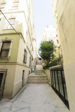 Apartment in the historical passage in Galata